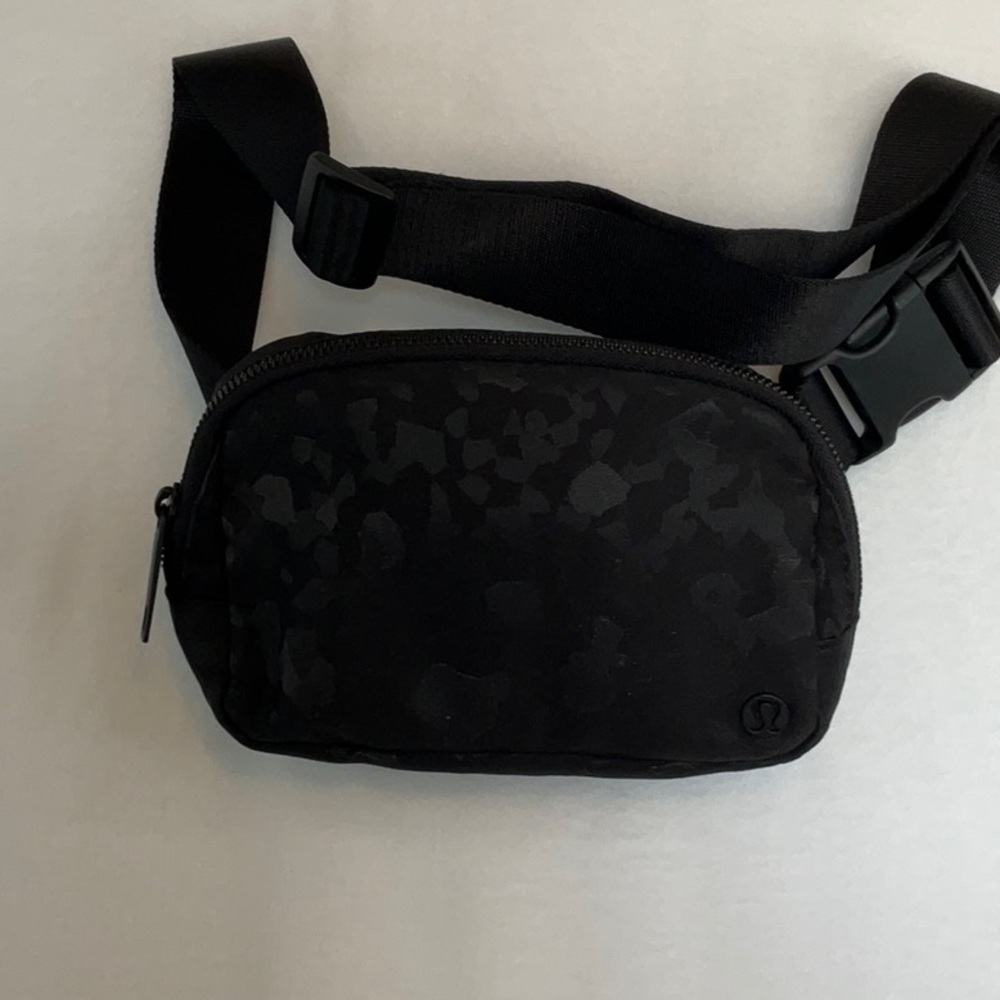 Lululemon Everywhere Belt  Bag- black camo